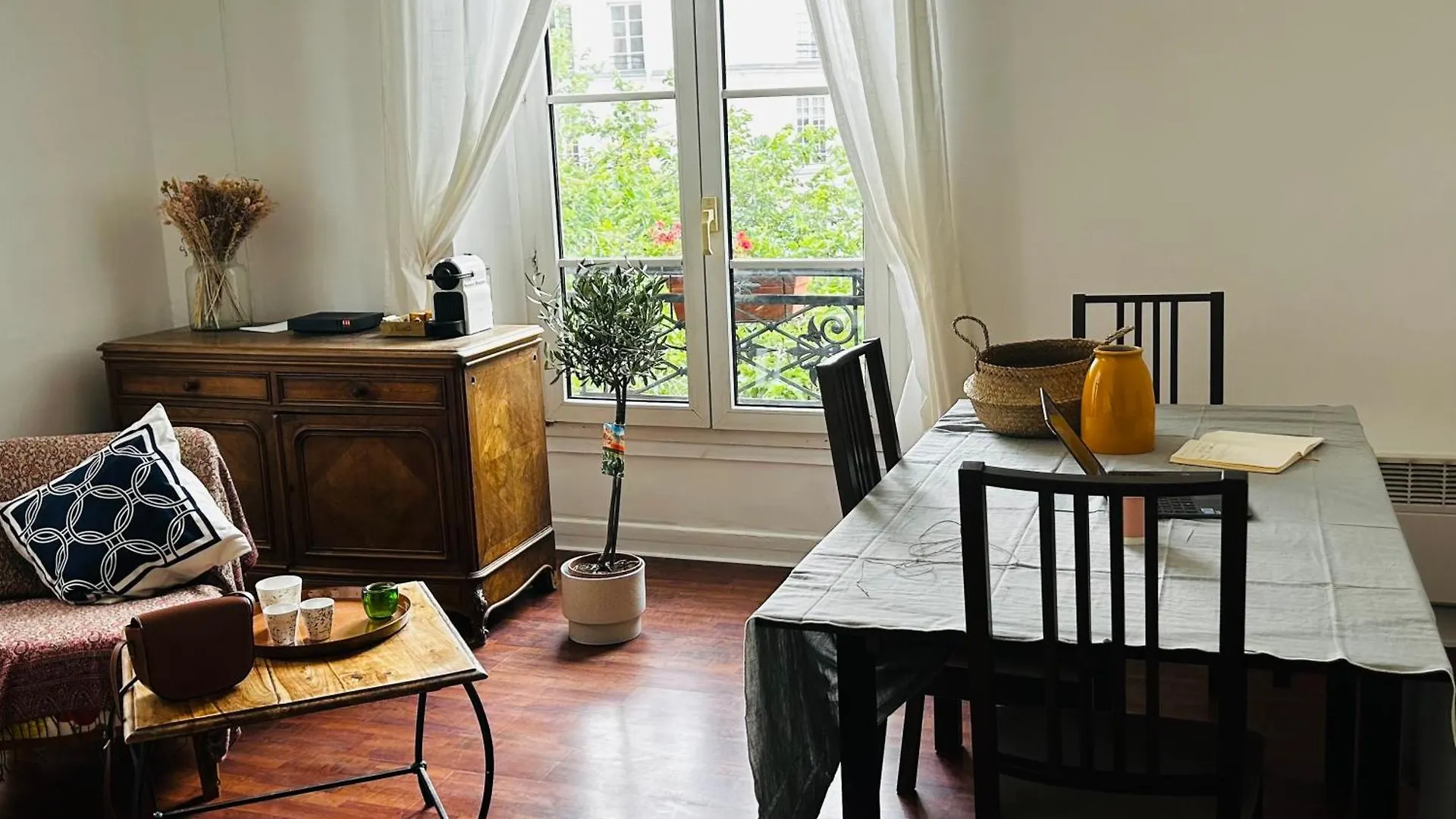 En Plein Coeur Du Marais Apartment